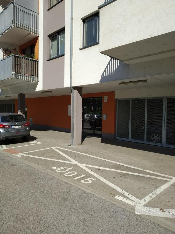 Brand New Apartment. Parking Spot Included! Bratislava Luaran gambar
